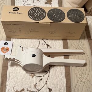 White Potato Ricer with Interchangeable Discs